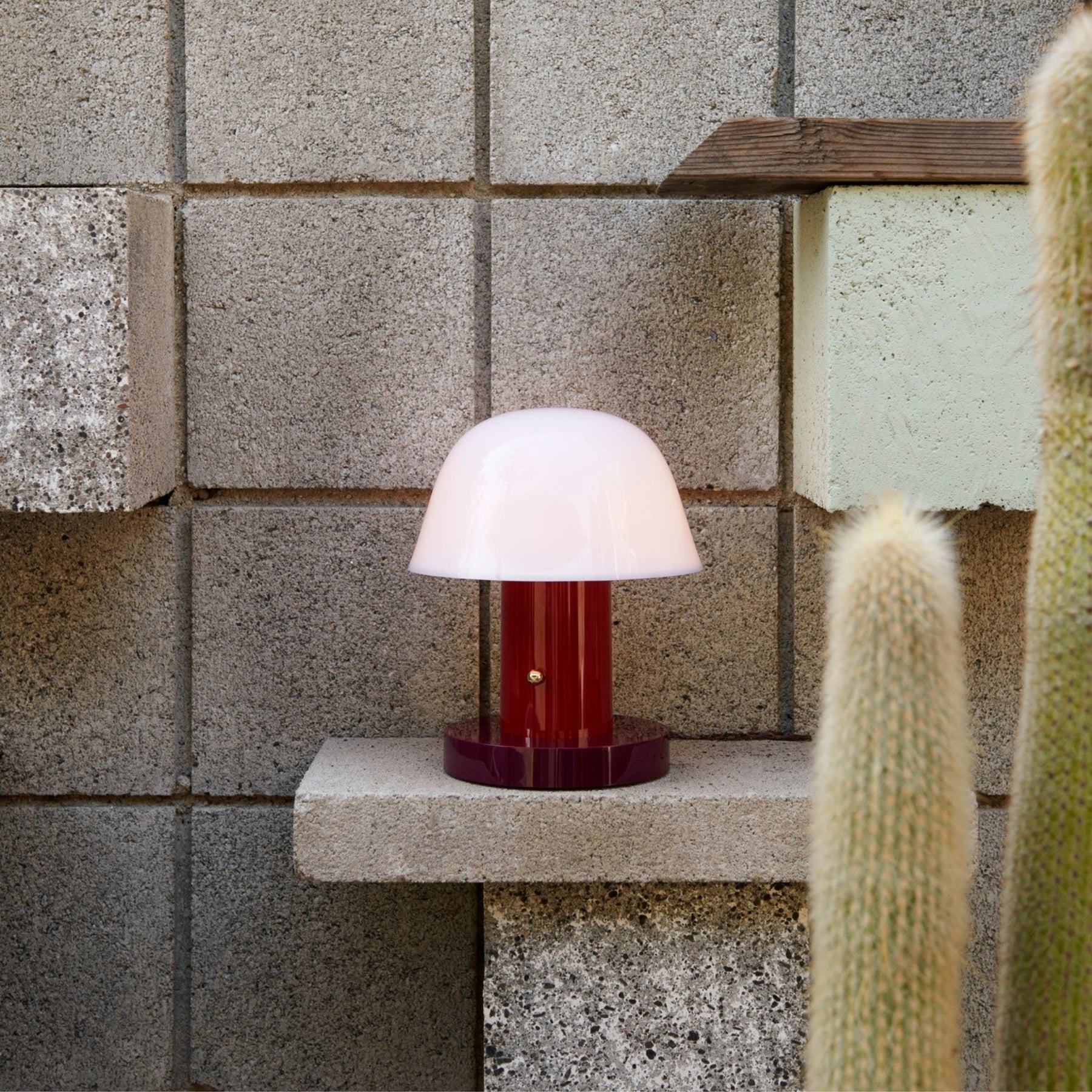 Setago  Portable Table Lamp | &Tradition
